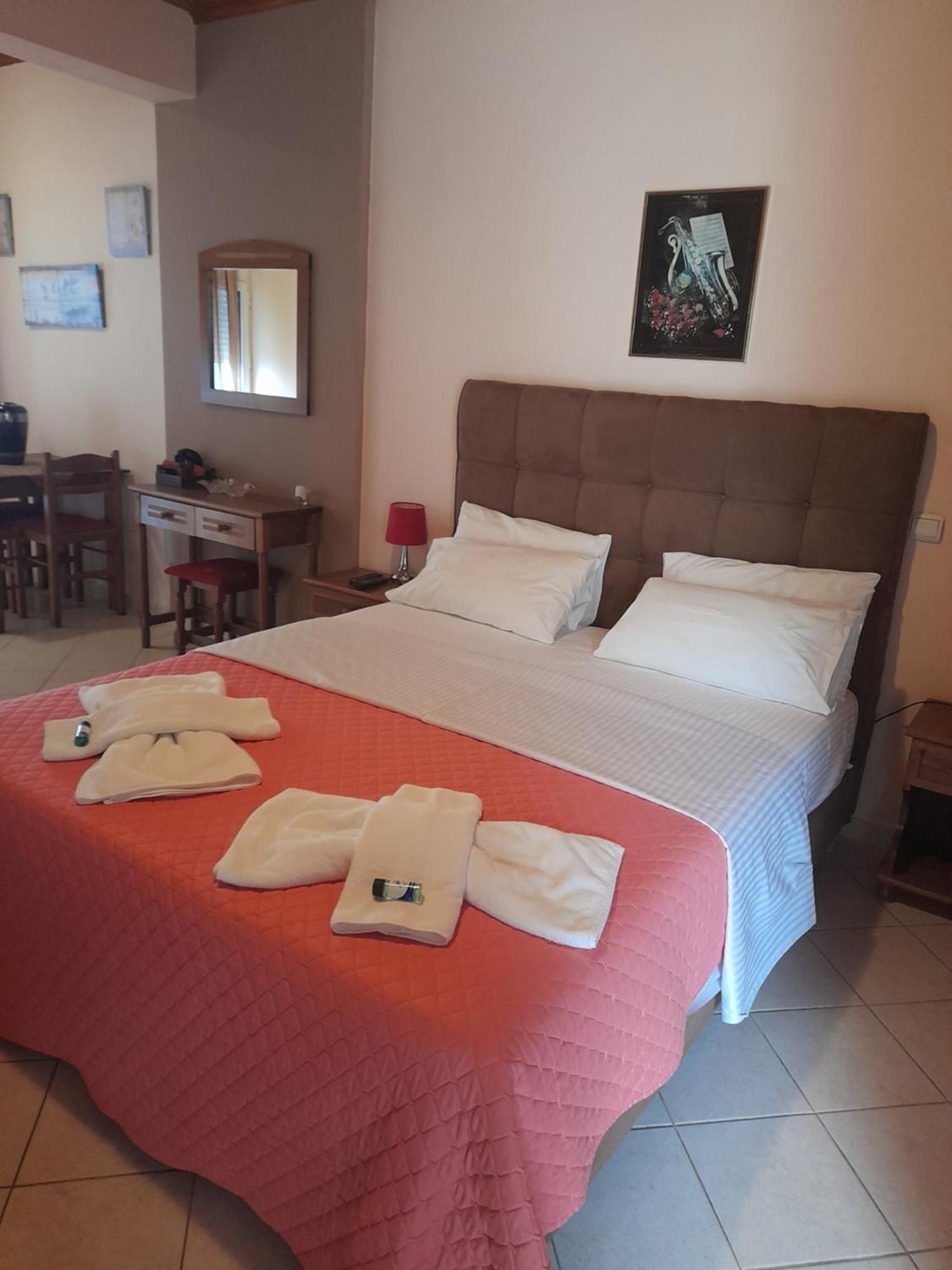 Delfini Aparthotel Ahladerí Kültér fotó