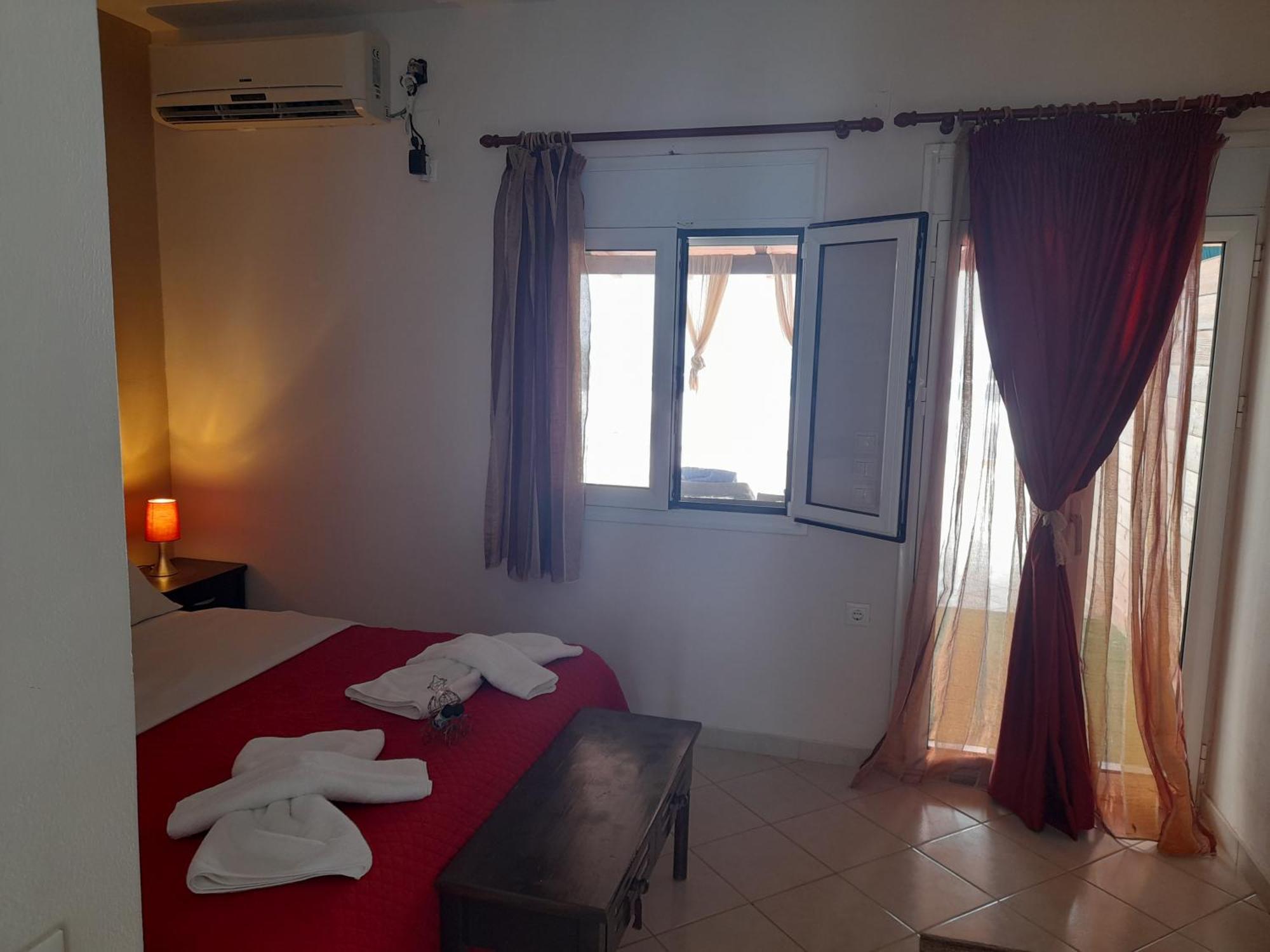 Delfini Aparthotel Ahladerí Kültér fotó